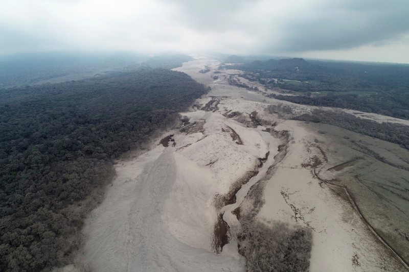 Illustration for article titled Así se ve Guatemala desde el cielo tras la erupción del volcán de Fuego: pueblos enteros sepultados bajo la ceniza